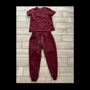 Figs maroon scrub